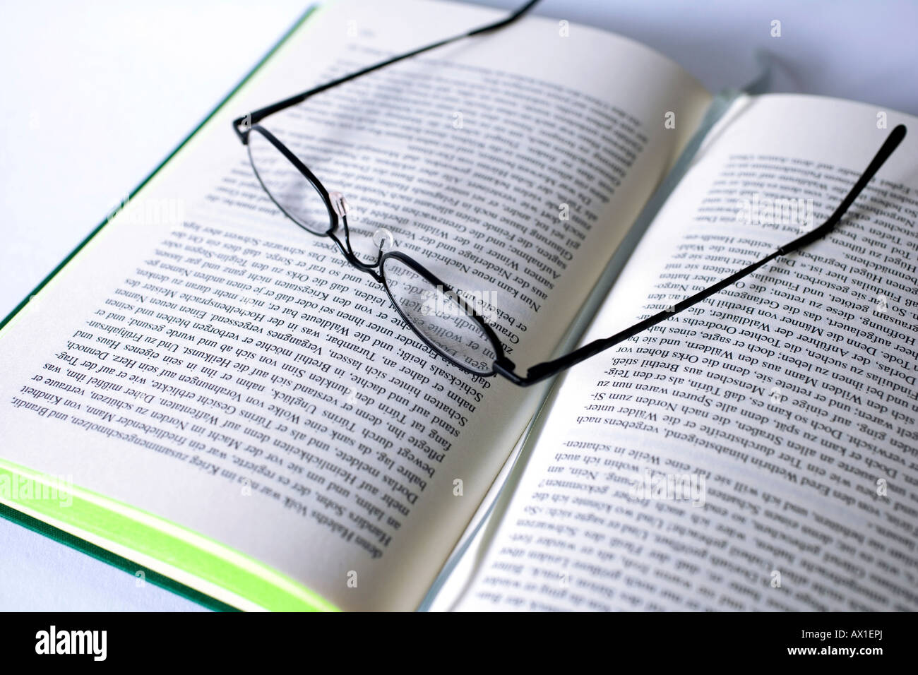 Lettura del set di vetro sulla parte superiore di un libro aperto Foto Stock
