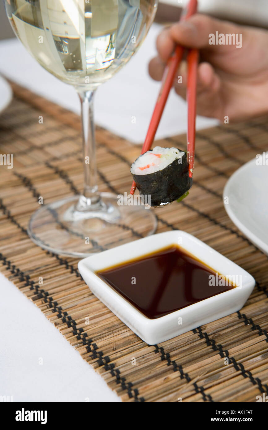 Il Sushi, la salsa di soia e un bicchiere di vino Foto Stock