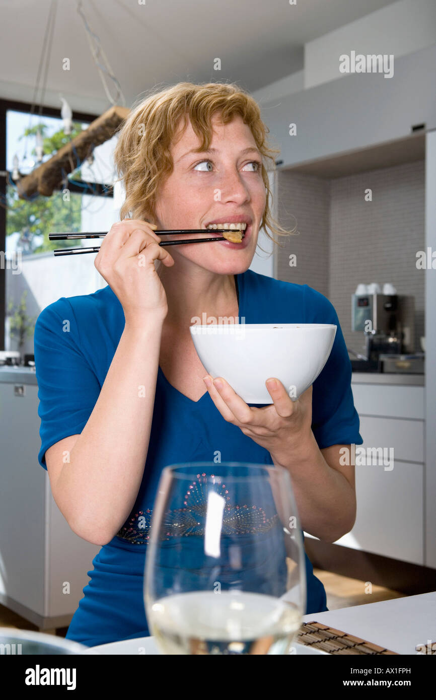 Una donna di mangiare STIR FRY Foto Stock