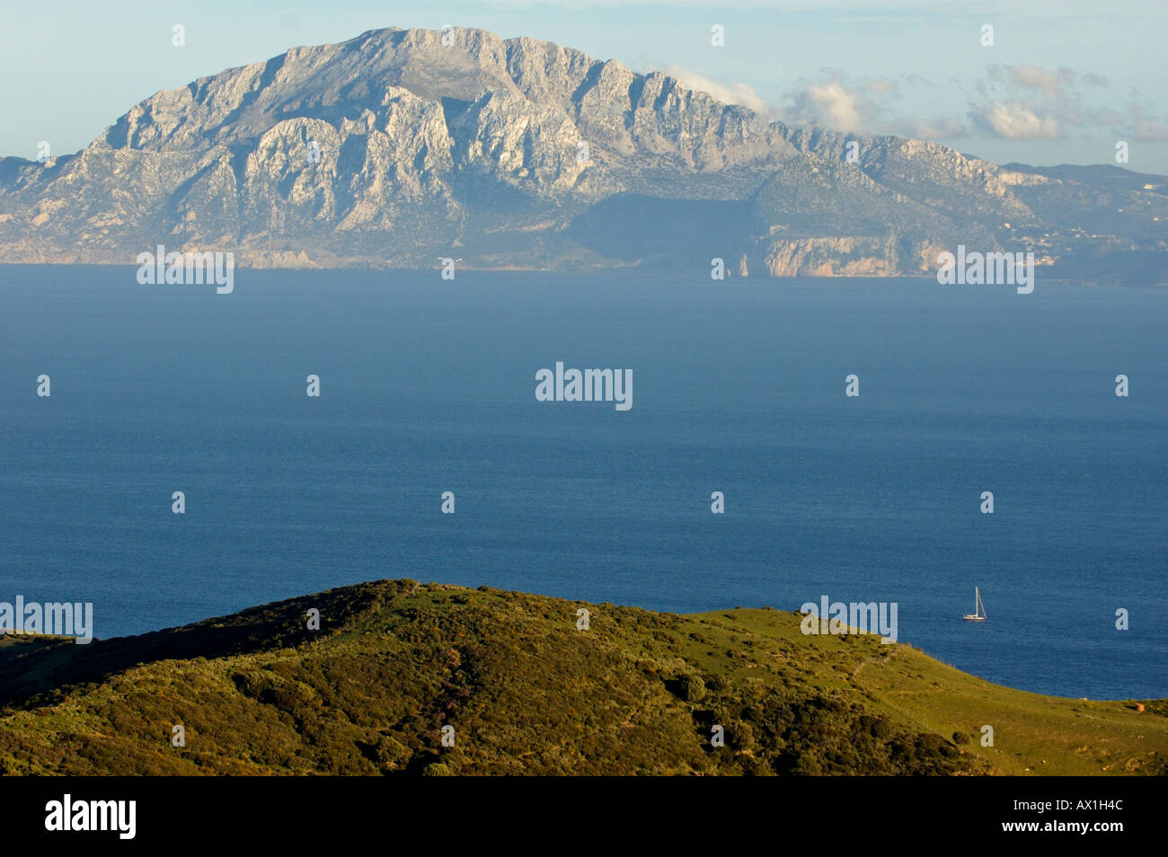 Stretto di Gibilterra e la costa africana del Marocco, visto dal Mirador del Estrecho, un punto di vista su autostrada N-340, a Cadiz, Spagna Foto Stock