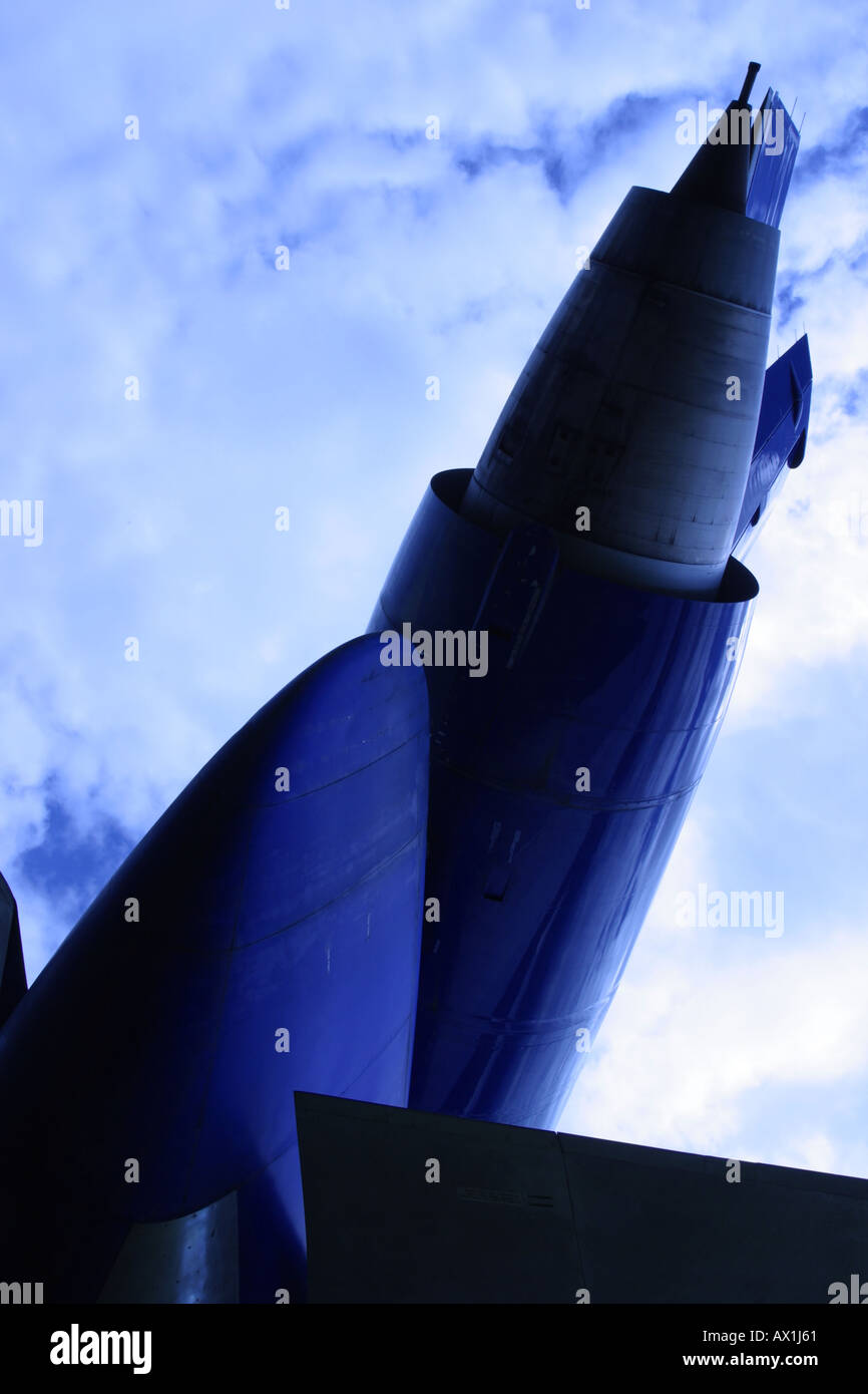 Aereo di linea della coda e motore con tonalità di blu Foto Stock