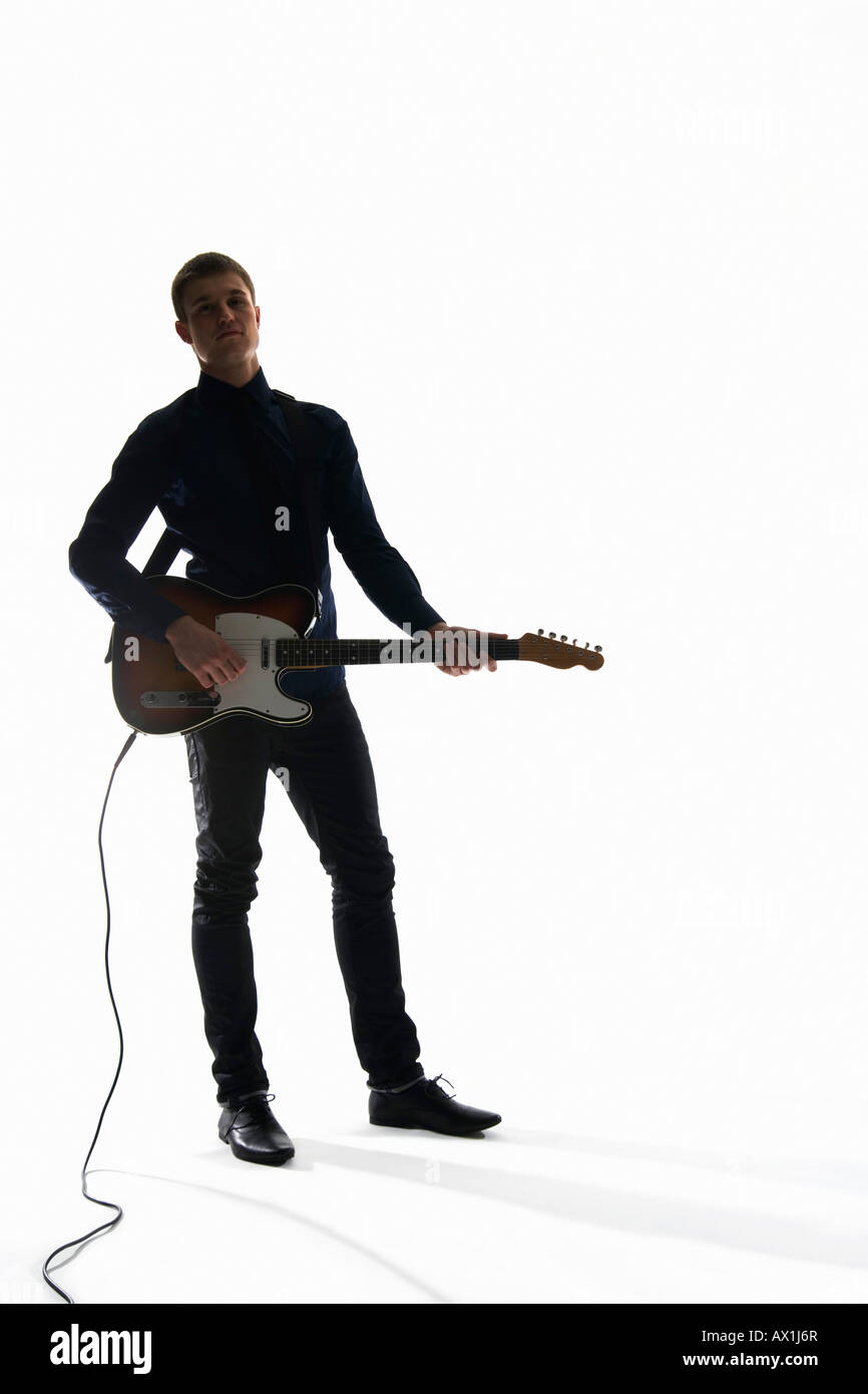 Studio shot di un uomo suonando una chitarra elettrica Foto Stock