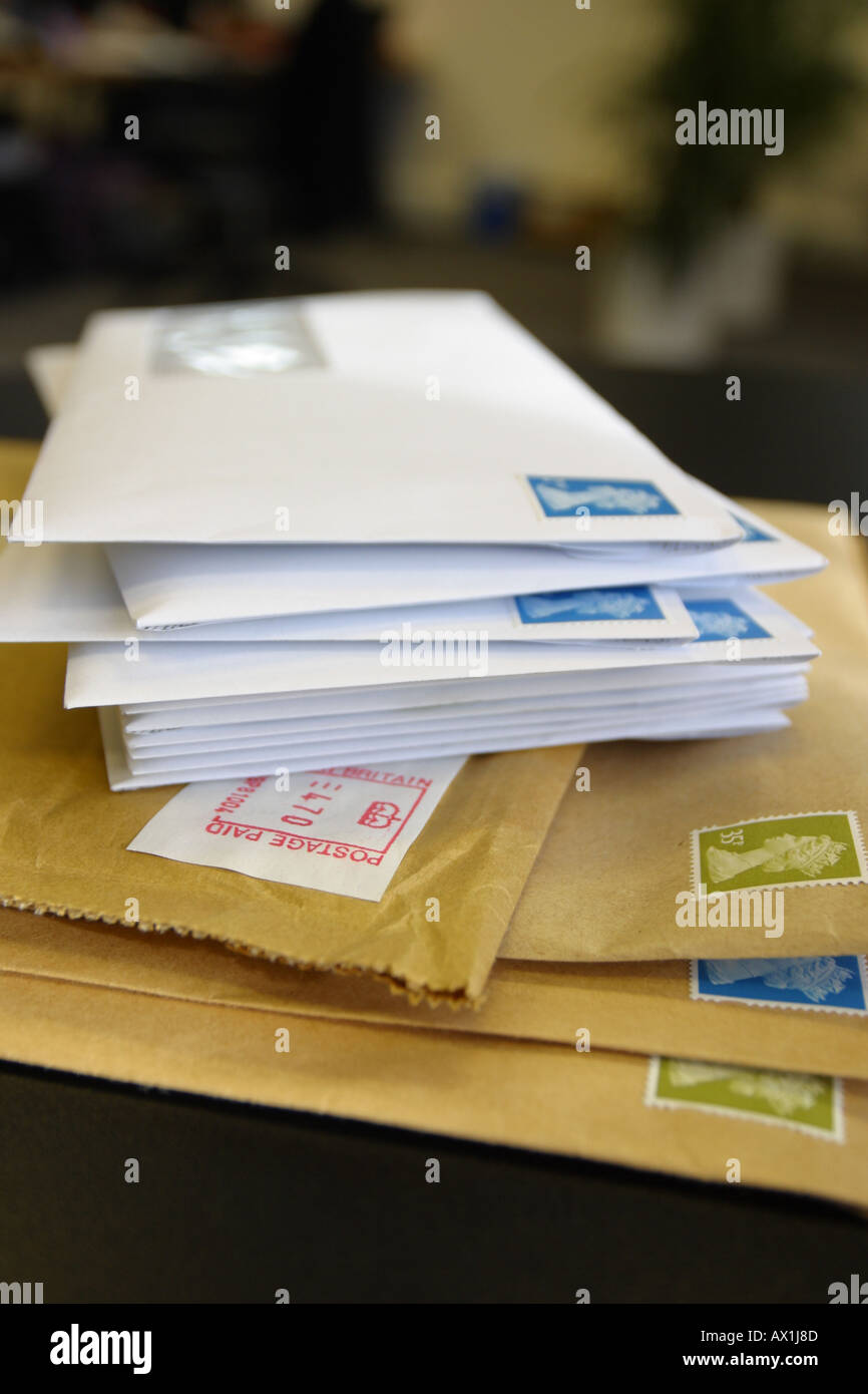 Un mucchio di lettere di buste e sacchetti di Jiffy piccoli pacchi business post Foto Stock