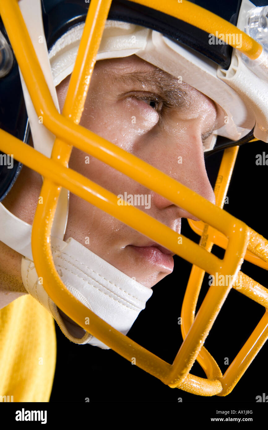 Colpo di testa di un giocatore di football americano Foto Stock