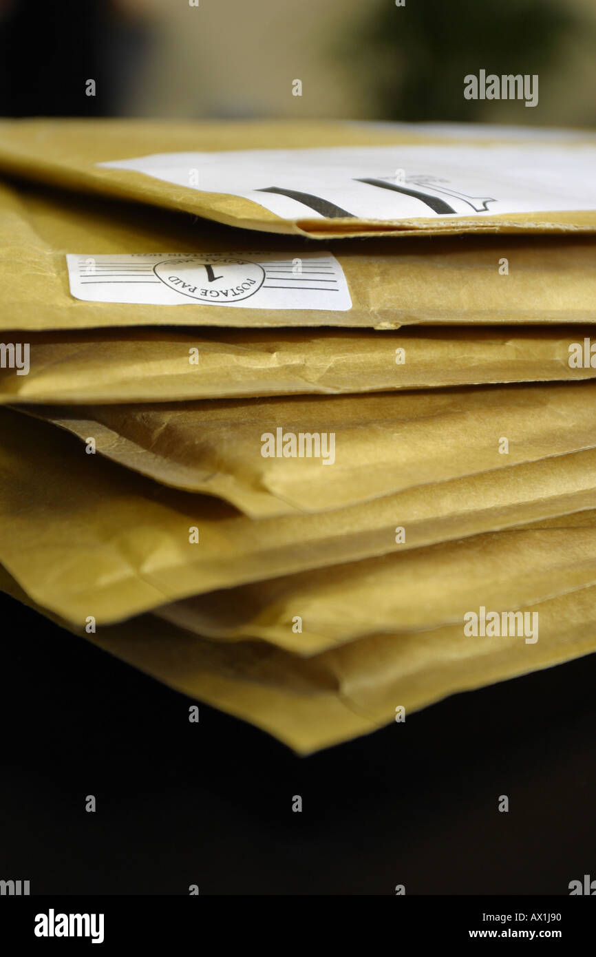 Una pila di sacchi di Jiffy buste di pacchi di piccole dimensioni Foto Stock