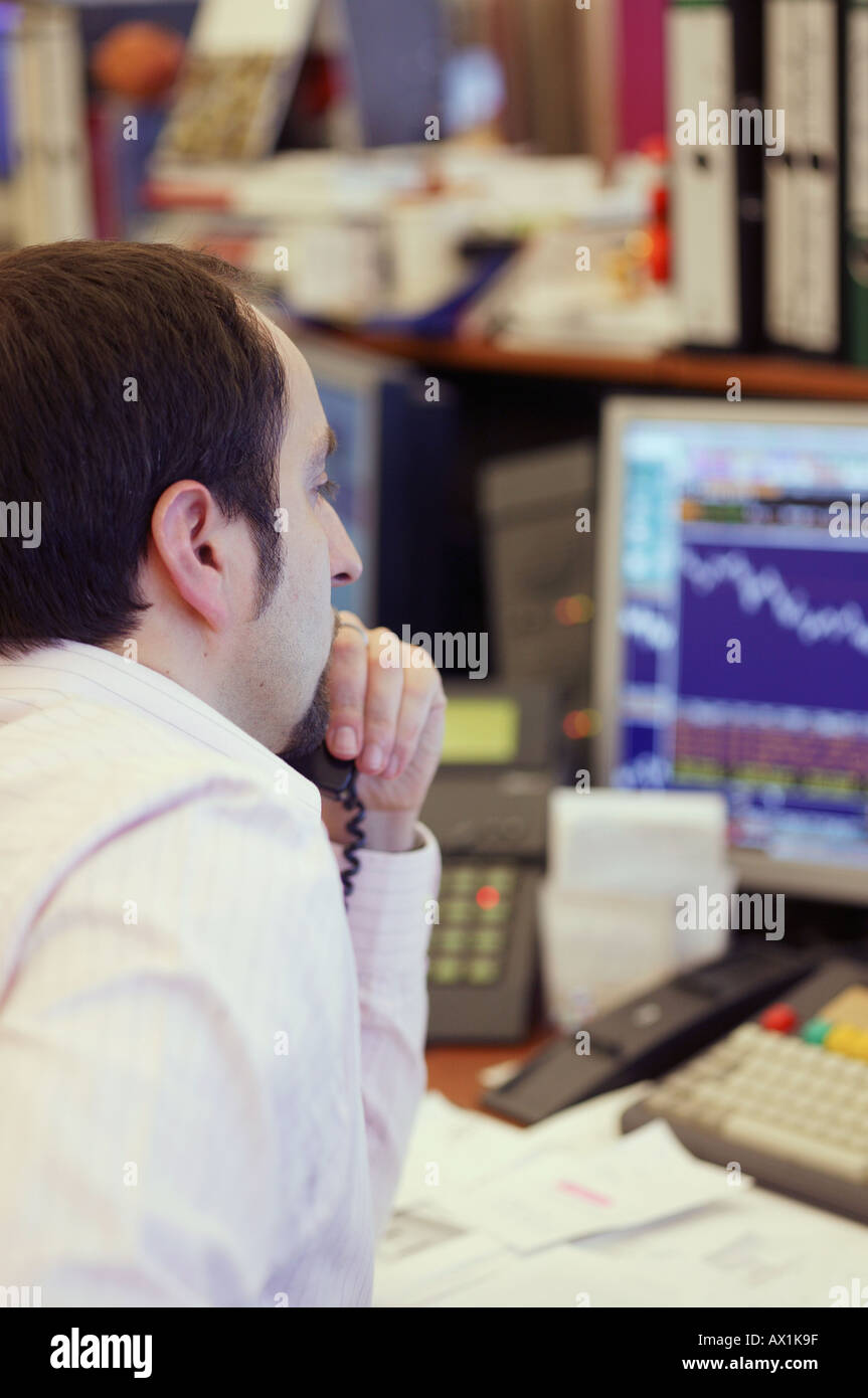 Imprenditore parlando al telefono alla scrivania Foto Stock