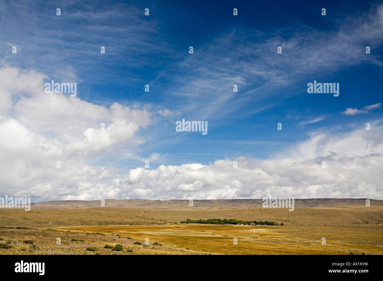 Paesaggio con un ranch nel sud dell Argentina, Patagonia, Sud America Foto Stock