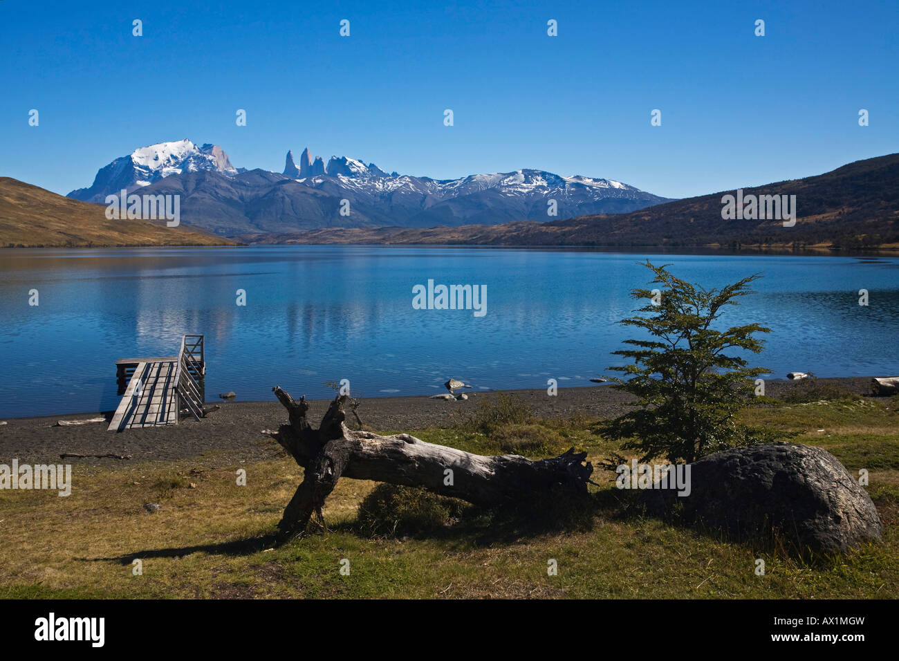 Lago Laguna Azul a Torres del Paine montagne, parco nazionale Torres del Paine, Patagonia, Cile, Sud America Foto Stock