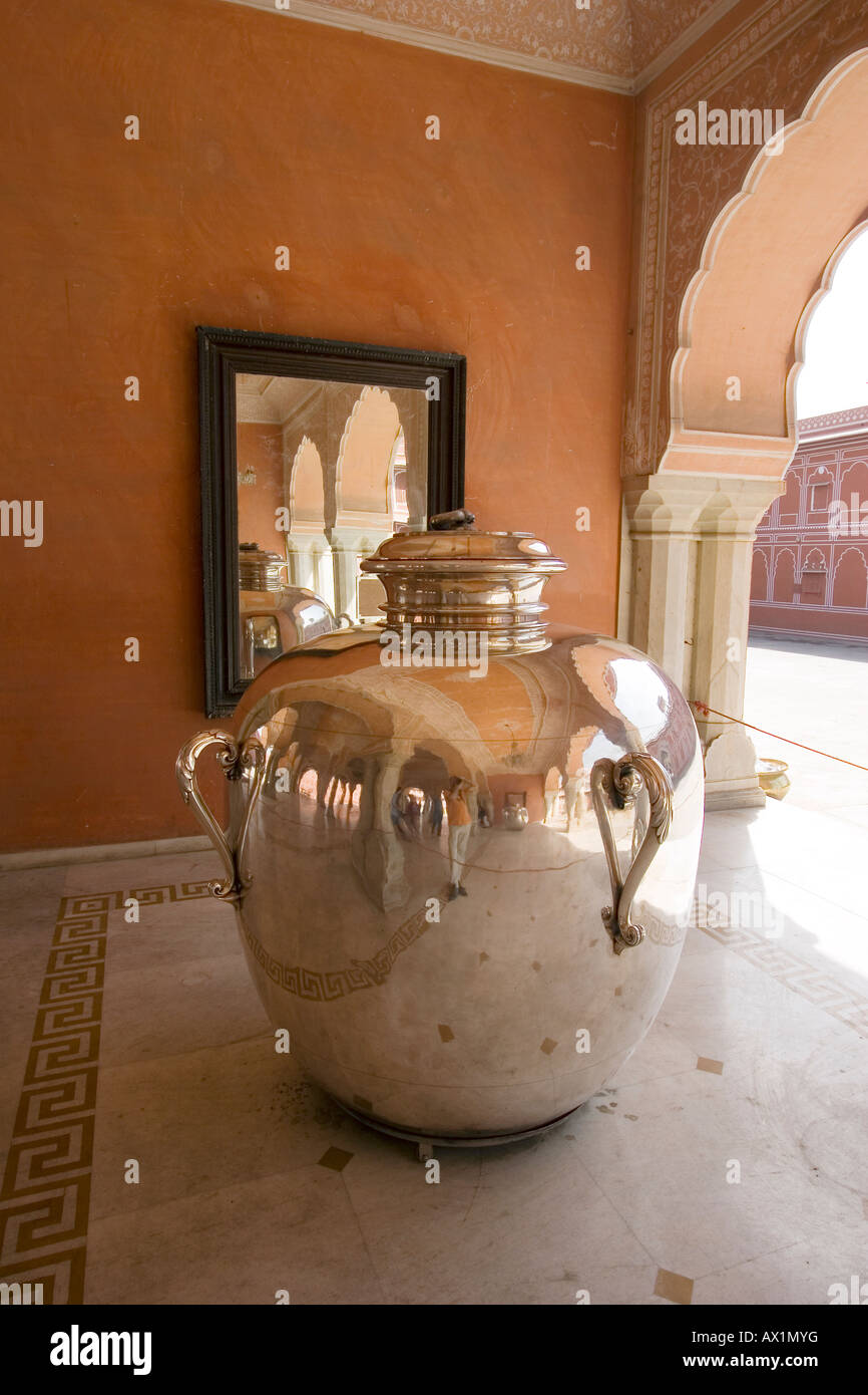 Argento gigante di contenitori di acqua, City Palace di Jaipur Foto Stock