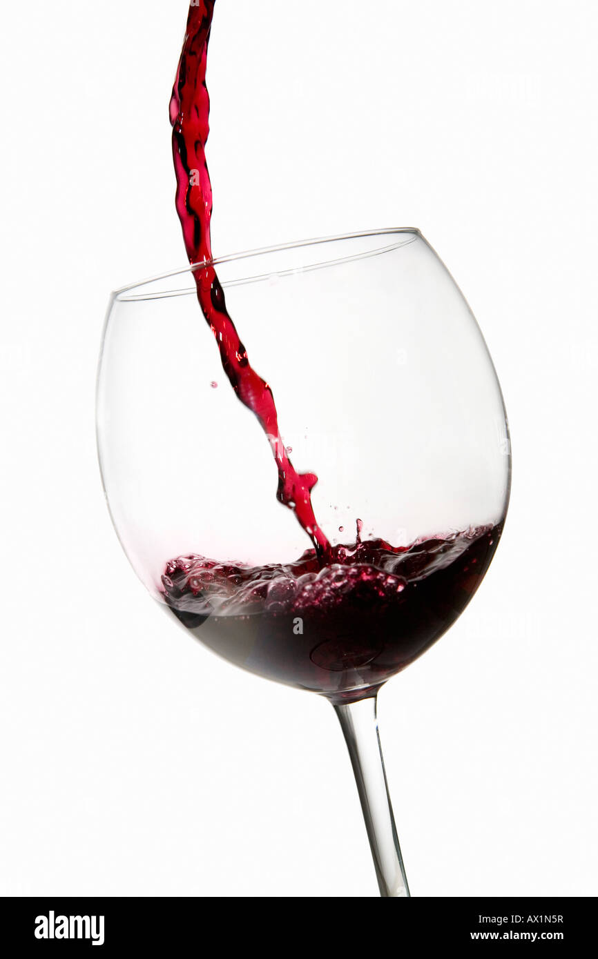 Vino rosso versando in un bicchiere Foto Stock