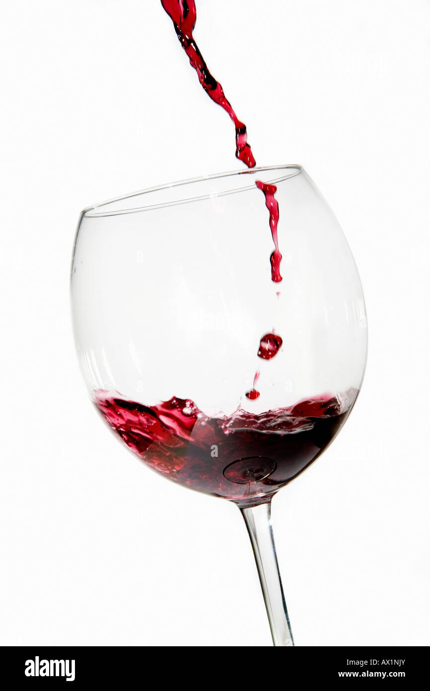 Vino rosso versando in un bicchiere Foto Stock