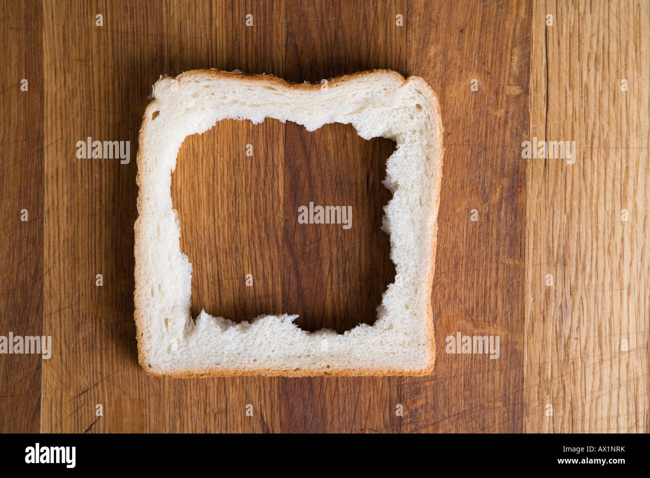 Un foro in una fetta di pane Foto Stock