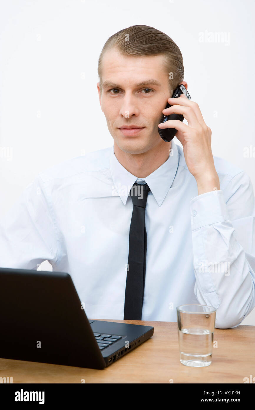 Un uomo d affari con il multitasking Foto Stock