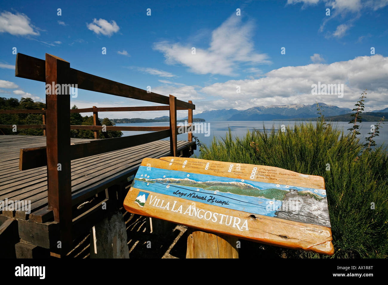 Punto di vedetta e pannello di informazione presso il lago Nahuel Huapi, nel parco nazionale del Parque Nacional Nahuel Huapi, lago di regione del nord P Foto Stock