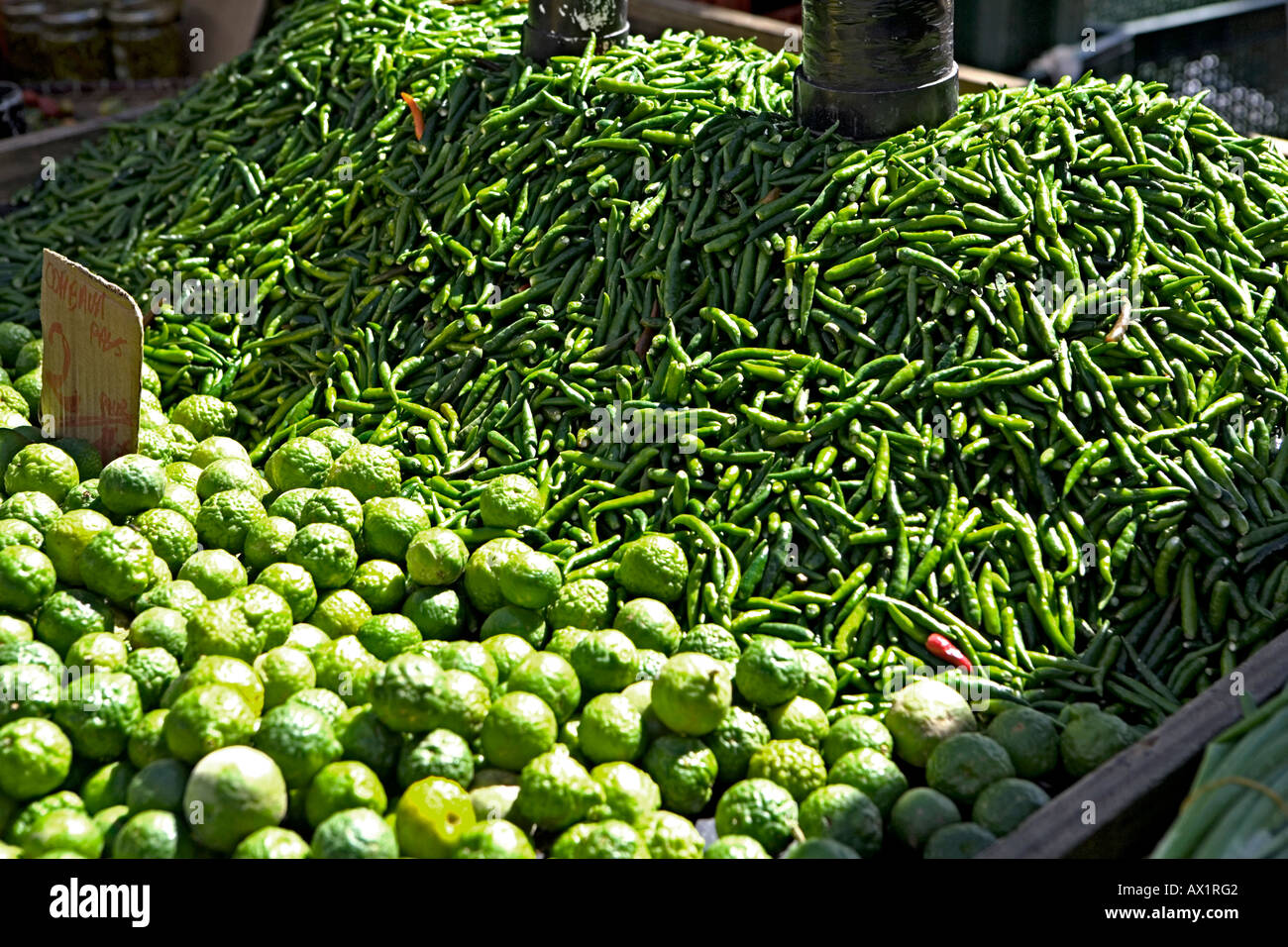 E Combava piments. Giorno di mercato in Saint-Denis de la Réunion Foto Stock