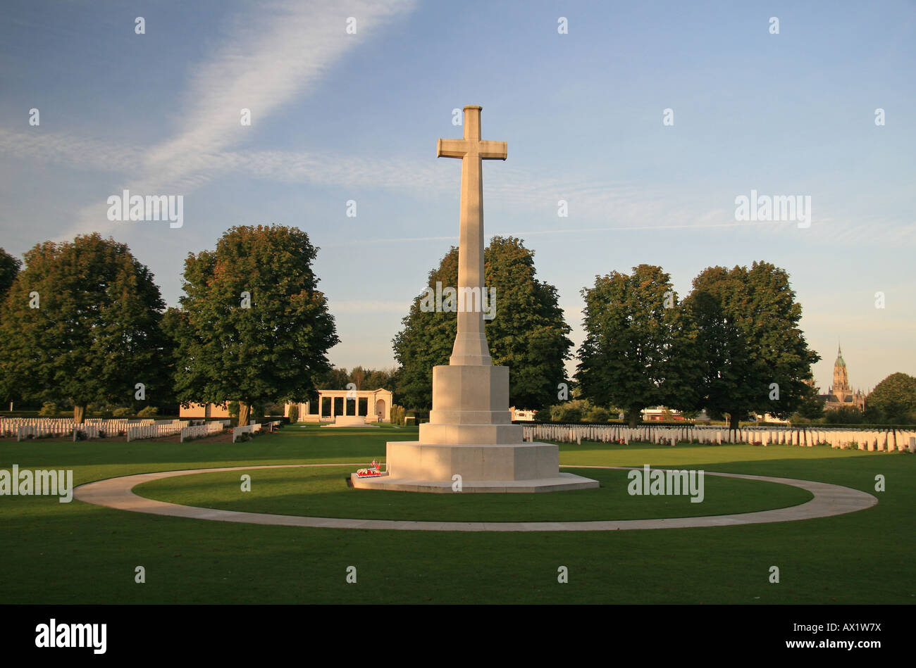 La Croce del sacrificio nel cimitero del Commonwealth a Bayeux, Normandia, (Bayeux Cattedrale di Notre Dame a distanza). Foto Stock