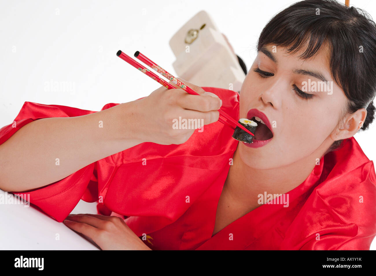 Donna mangia sushi Foto Stock