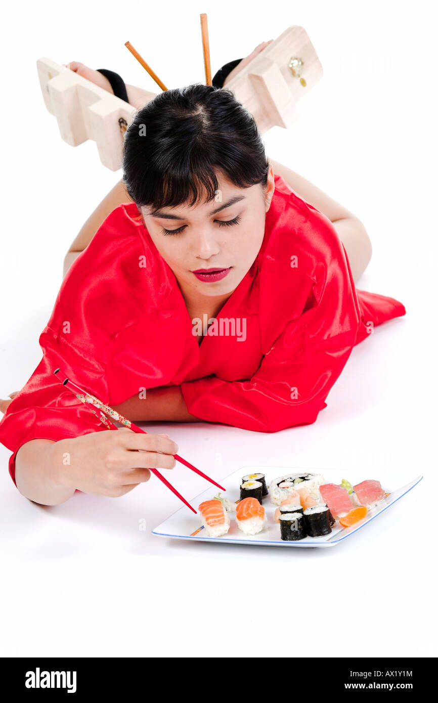 Donna mangia sushi Foto Stock