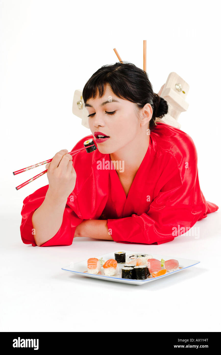 Donna mangia sushi Foto Stock