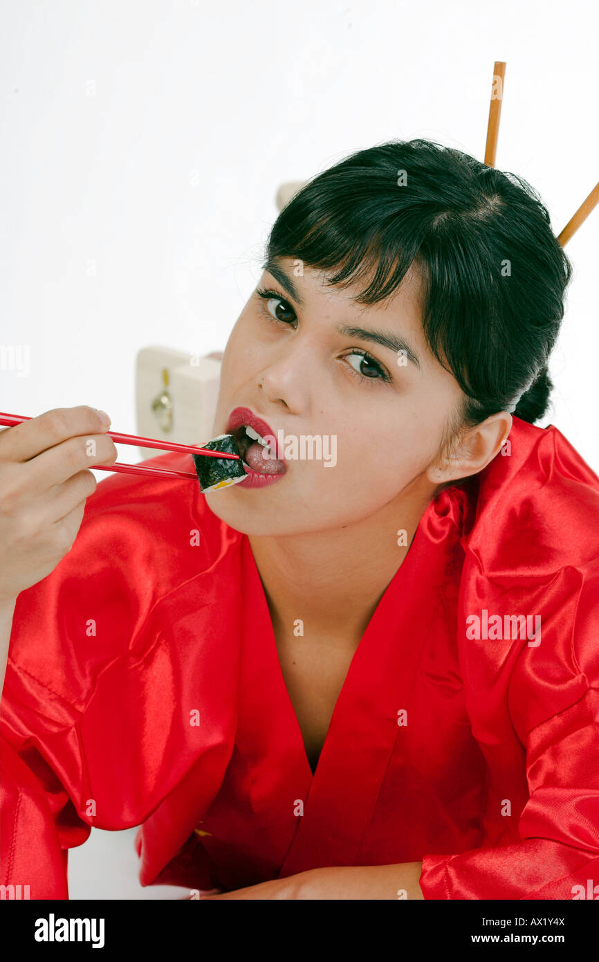 Donna mangia sushi Foto Stock