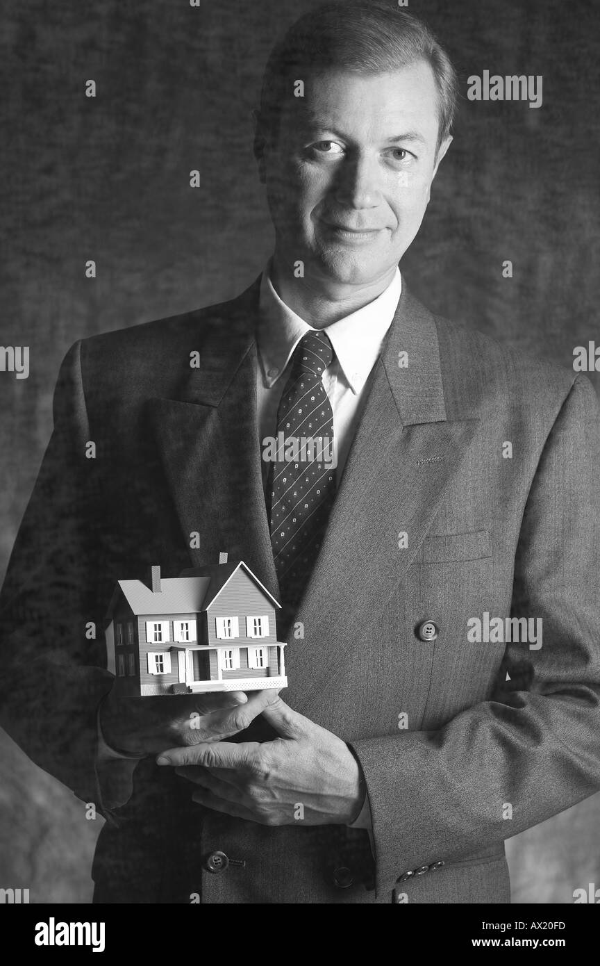 Uomo con modello di casa di essere Foto Stock