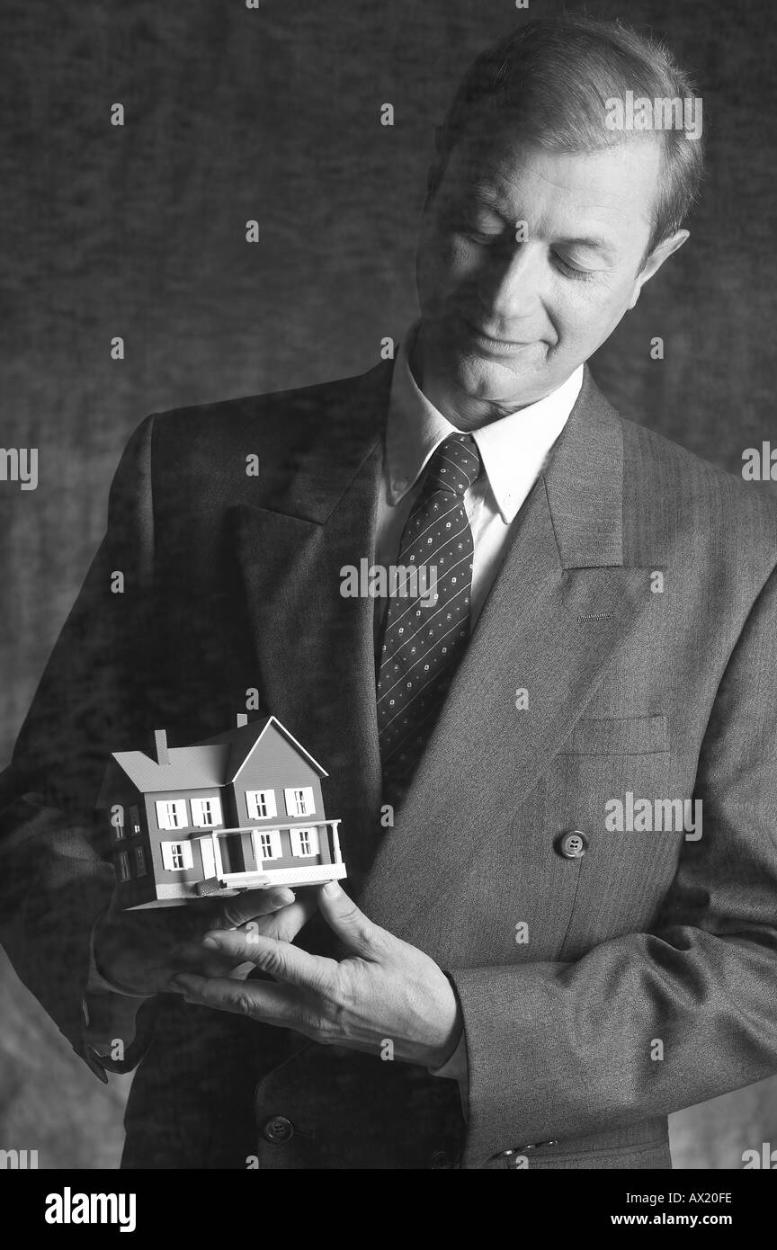 Uomo con modello di casa di essere 1 Foto Stock