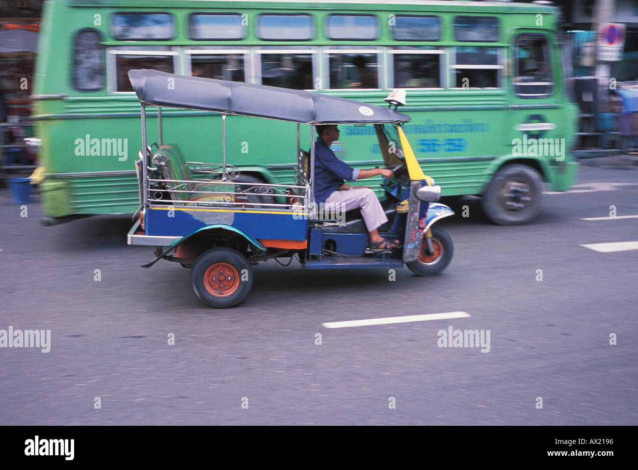Asian tre ruote di taxi e autobus verde Foto Stock