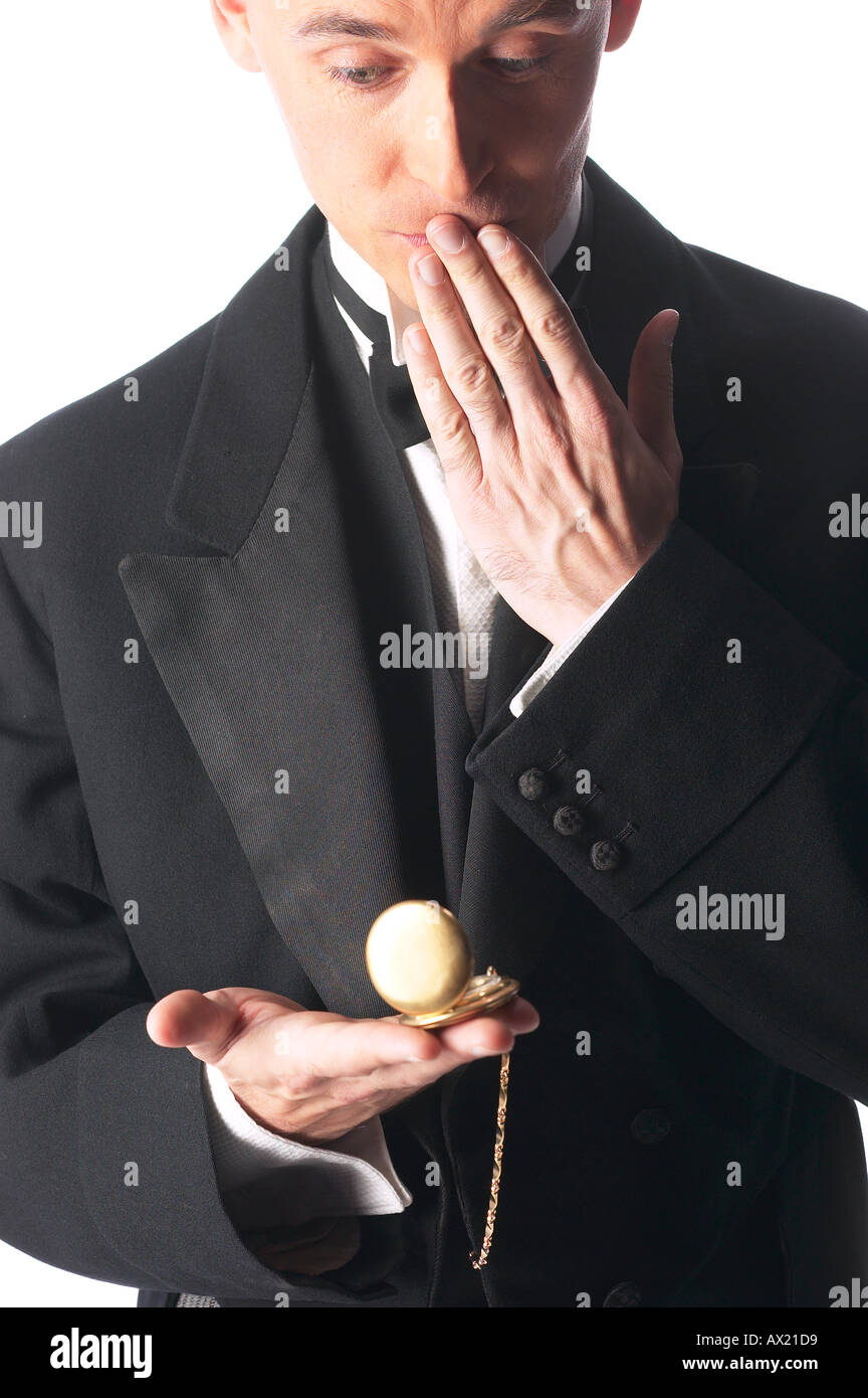 Uomo in smoking con un orologio da tasca da 4 Foto stock - Alamy