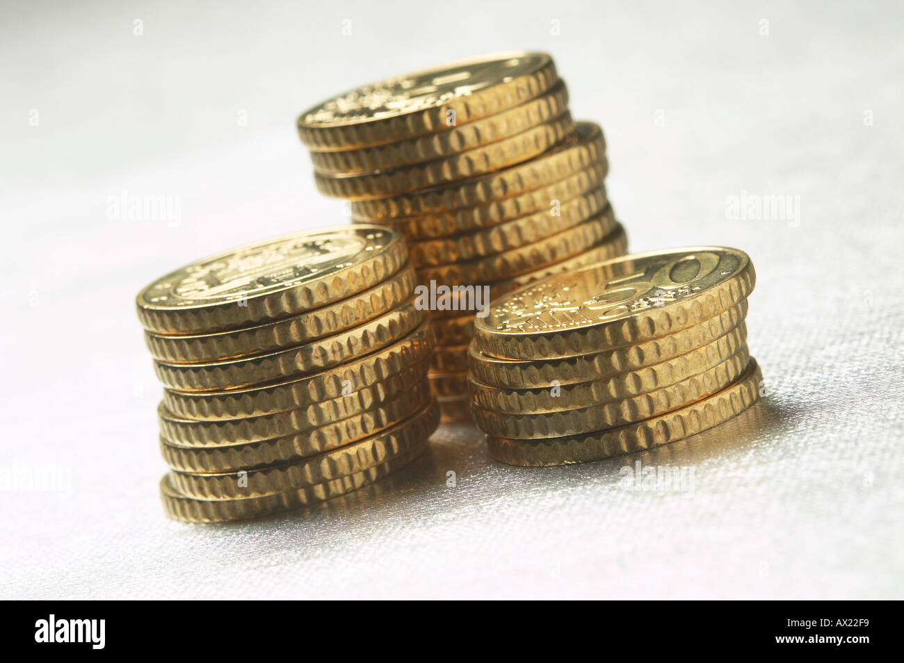 Tre pile di monete a82 Foto Stock