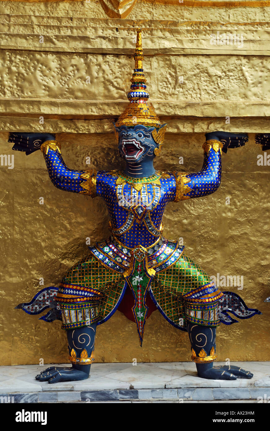 La statua del demone Yaksha, sostenere il Golden Chedi tempel, Wat Phra Kaew Tempel, Bangkok, Thailandia Foto Stock