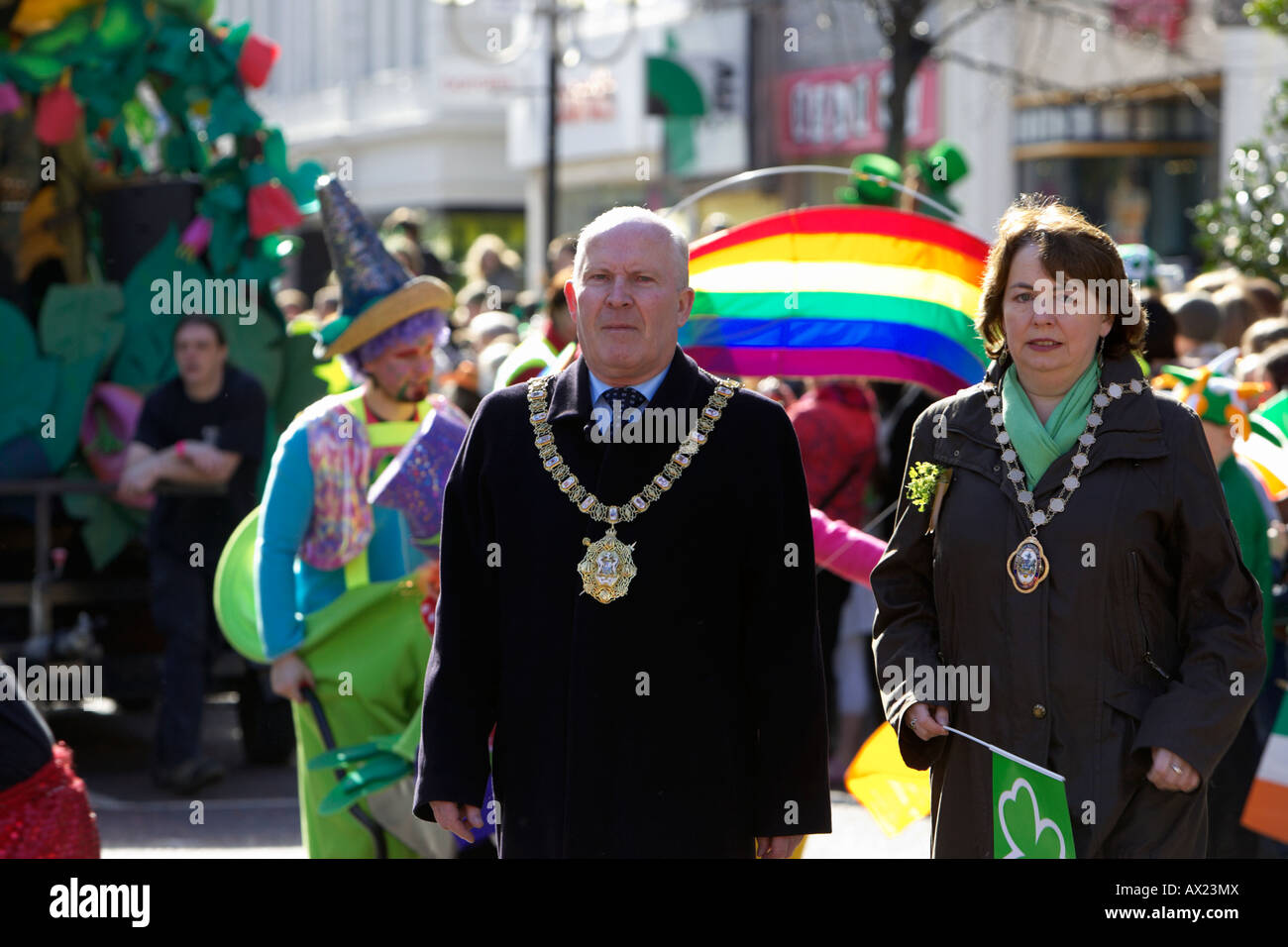 Ulster belfast unionista lord mayor jim rodgers e sdlp vice sindaco bernie kelly sfilata di leader di carnevale il giorno di San Patrizio Foto Stock