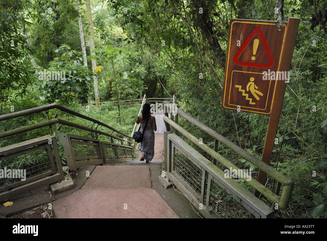 Scale e segno "Attenzione, il fuggitivo " percorso nel Parco Nazionale di Iguazu, Brasile Foto Stock