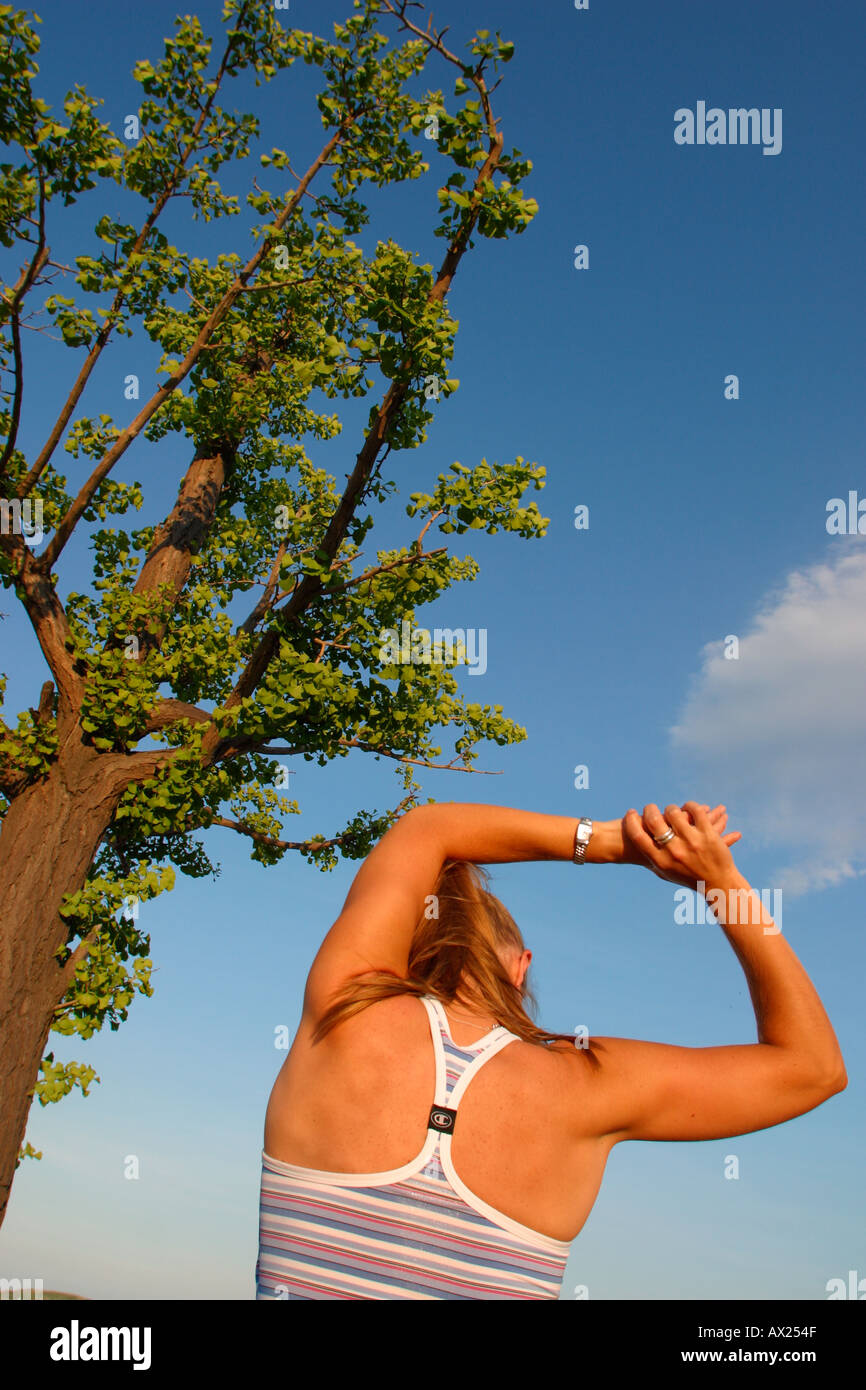 Atleta donna Formazione e stretching Foto Stock