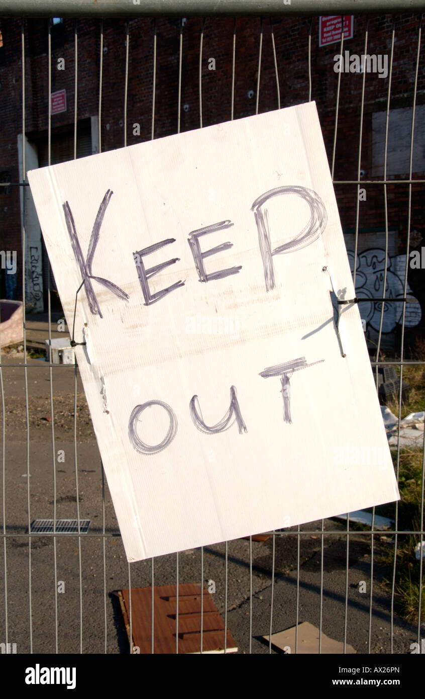 Tenere fuori segno su abbandonati edificio pericolose in Newport South Wales UK Foto Stock