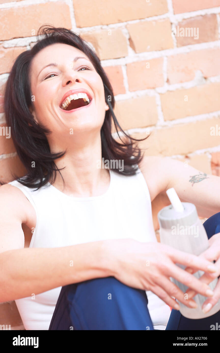 Coppia donna adulta a ridere con la bottiglia di acqua 1427271 uid Foto Stock