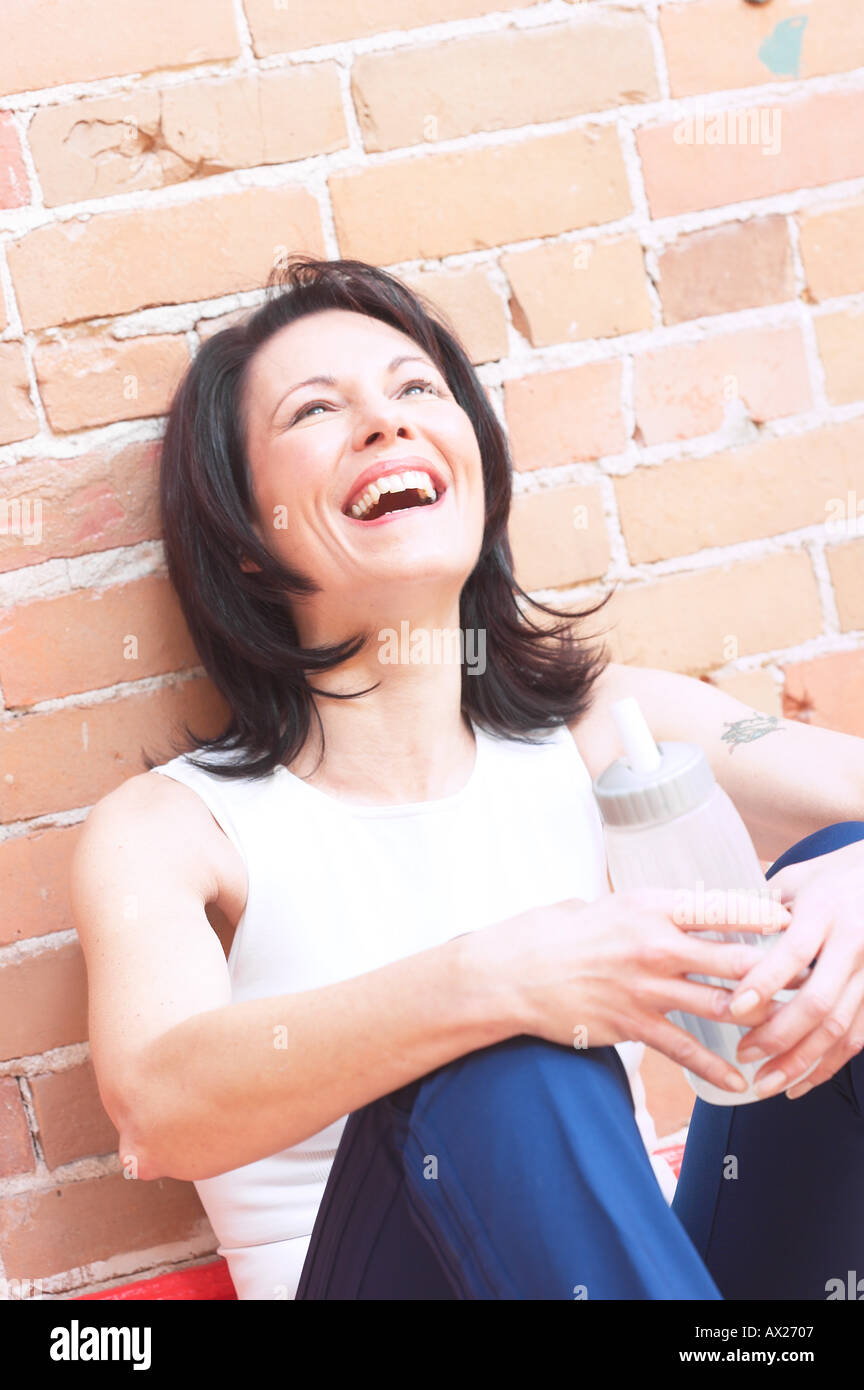 Coppia donna adulta a ridere con la bottiglia di acqua 1427273 uid Foto Stock