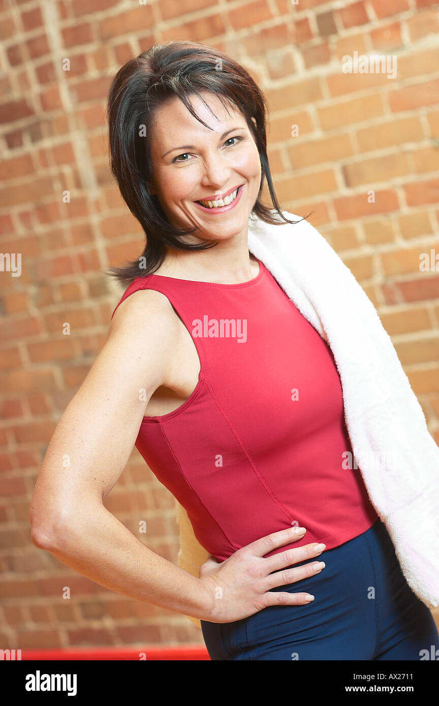 Adulto donna sorridente con asciugamano 1427288 uid Foto Stock