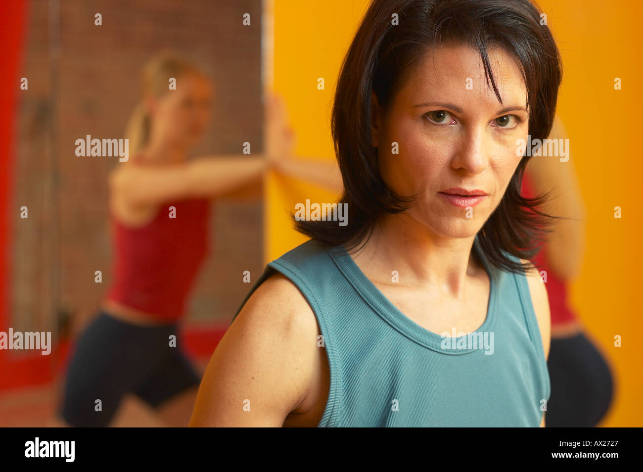 Coppia donna adulta sollevamento pesi con la donna lo stiramento in background 1427313 uid Foto Stock