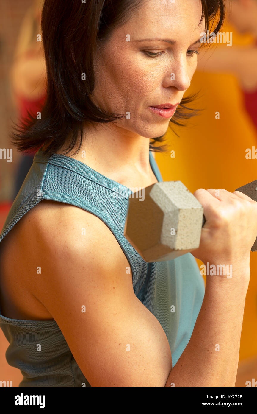 Coppia donna adulta sollevamento pesi uid 1427318 Foto Stock