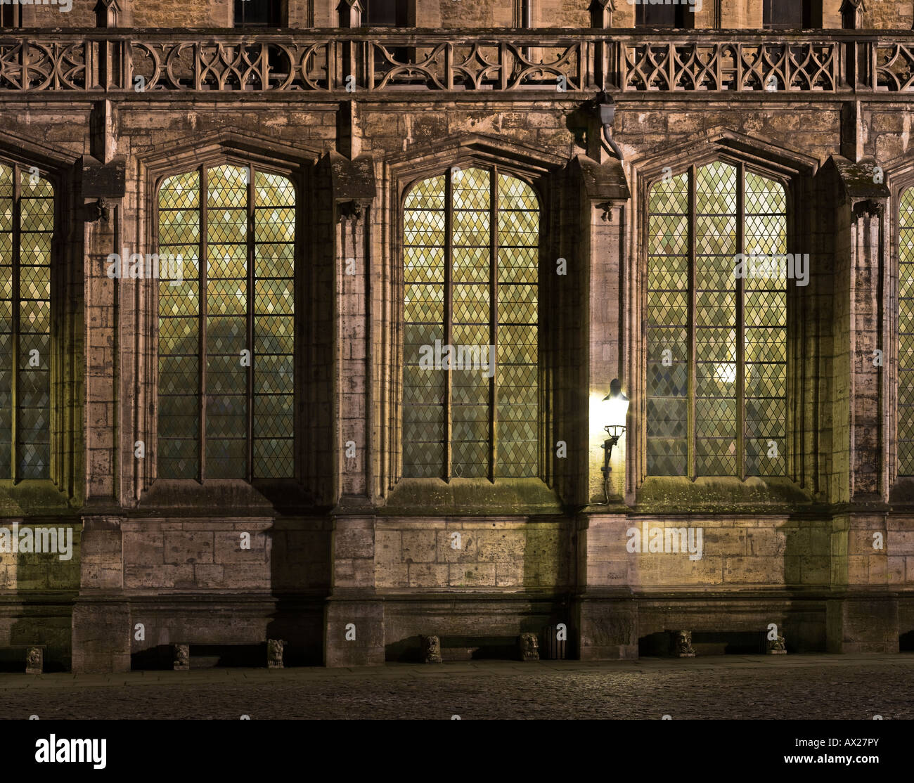 Le finestre di vetro macchiate dominano la vista esterna del lato nord del corridoio di Braunschweig San Biagio cattedrale. Foto Stock
