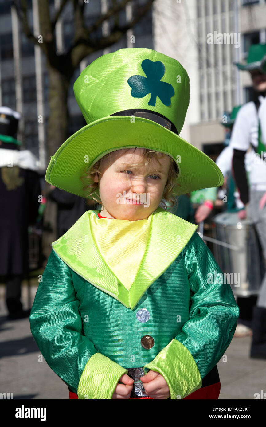 Ragazzo giovane vestito come un leprechaun in parata e carnevale di il giorno di san patrizio belfast Irlanda del Nord Foto Stock