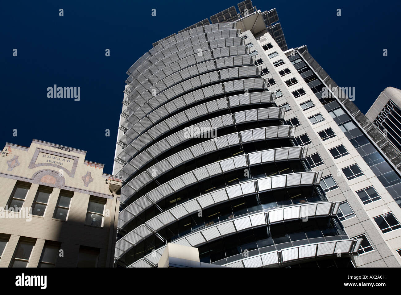 Vecchio edificio e alto edificio moderno affiancato in edward Street, brisbane, queensland, australia Foto Stock