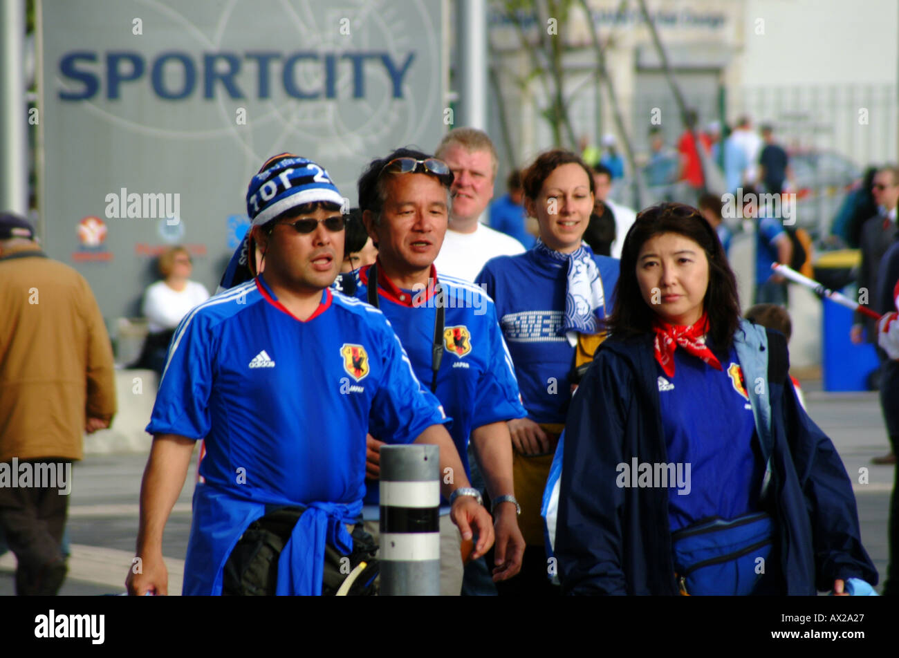 I fan giapponesi a piedi la City of Manchester Stadium per guardare un pre euro 2004 Giappone amichevole contro l'Inghilterra Foto Stock