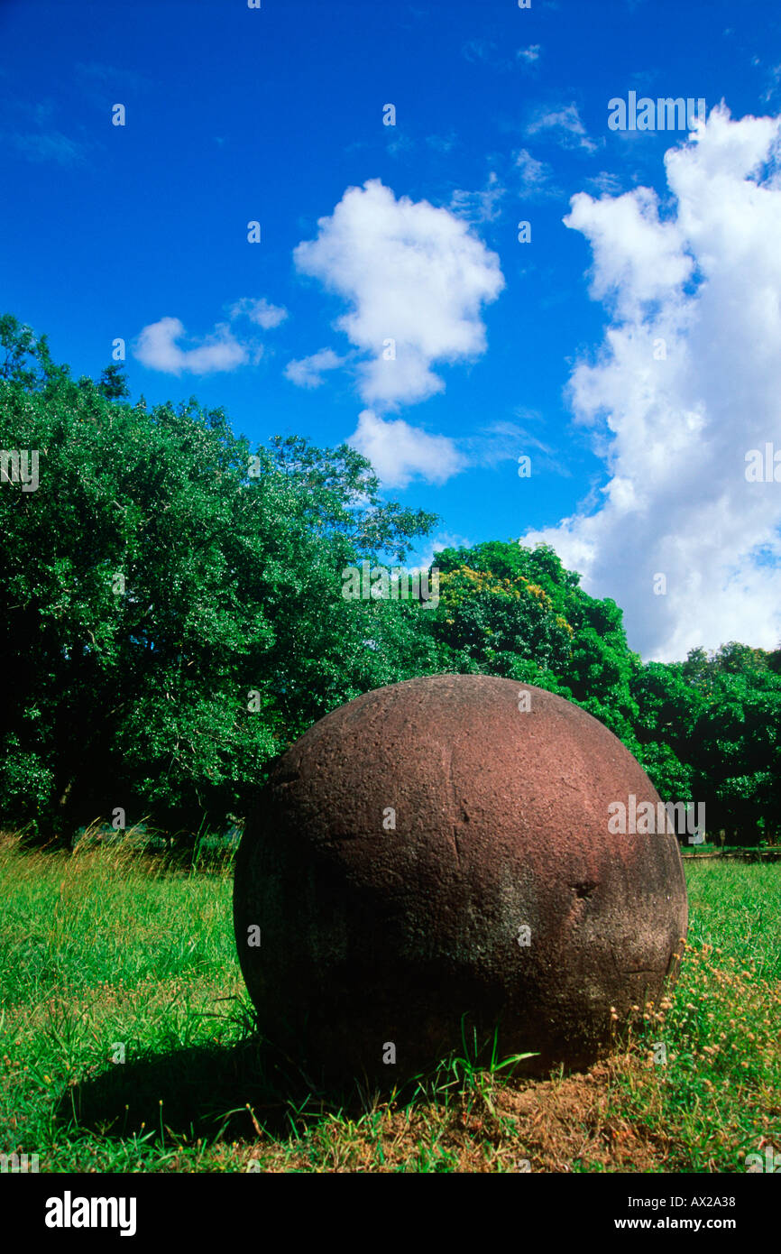 Mysterios pre colombiana sfere di pietra dal sud della Costa Rica Palmar sur Foto Stock
