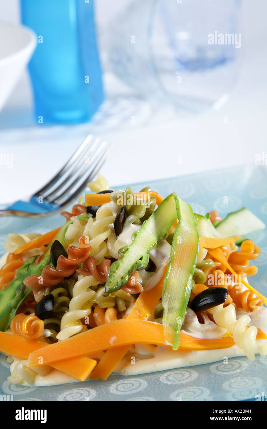 Fusilli con fogli di ortaggi olive nere e salsa alla panna Foto Stock