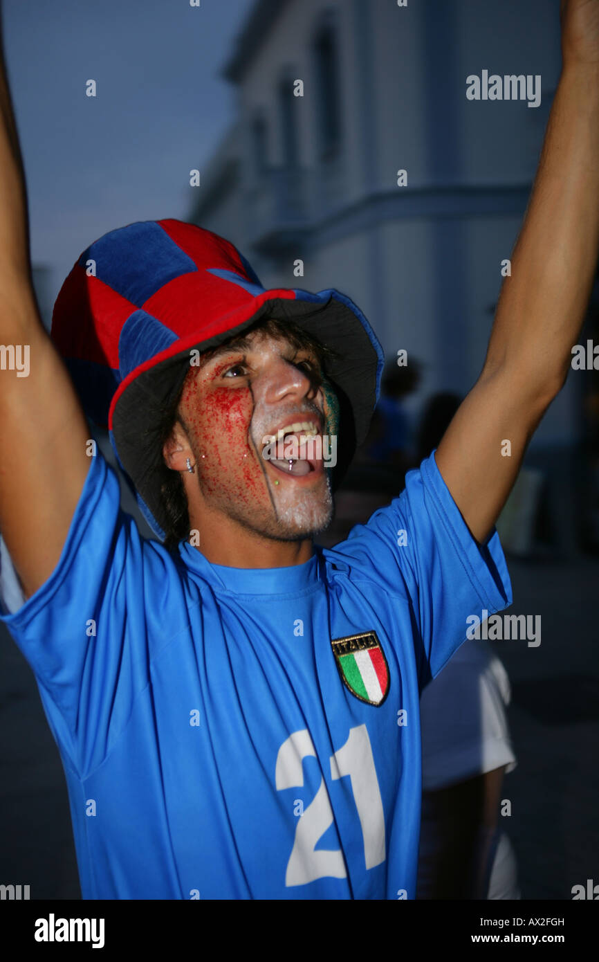 Italian fan dopo la vittoria italiana del calcio campione del mondo chip nel 2006 Foto Stock