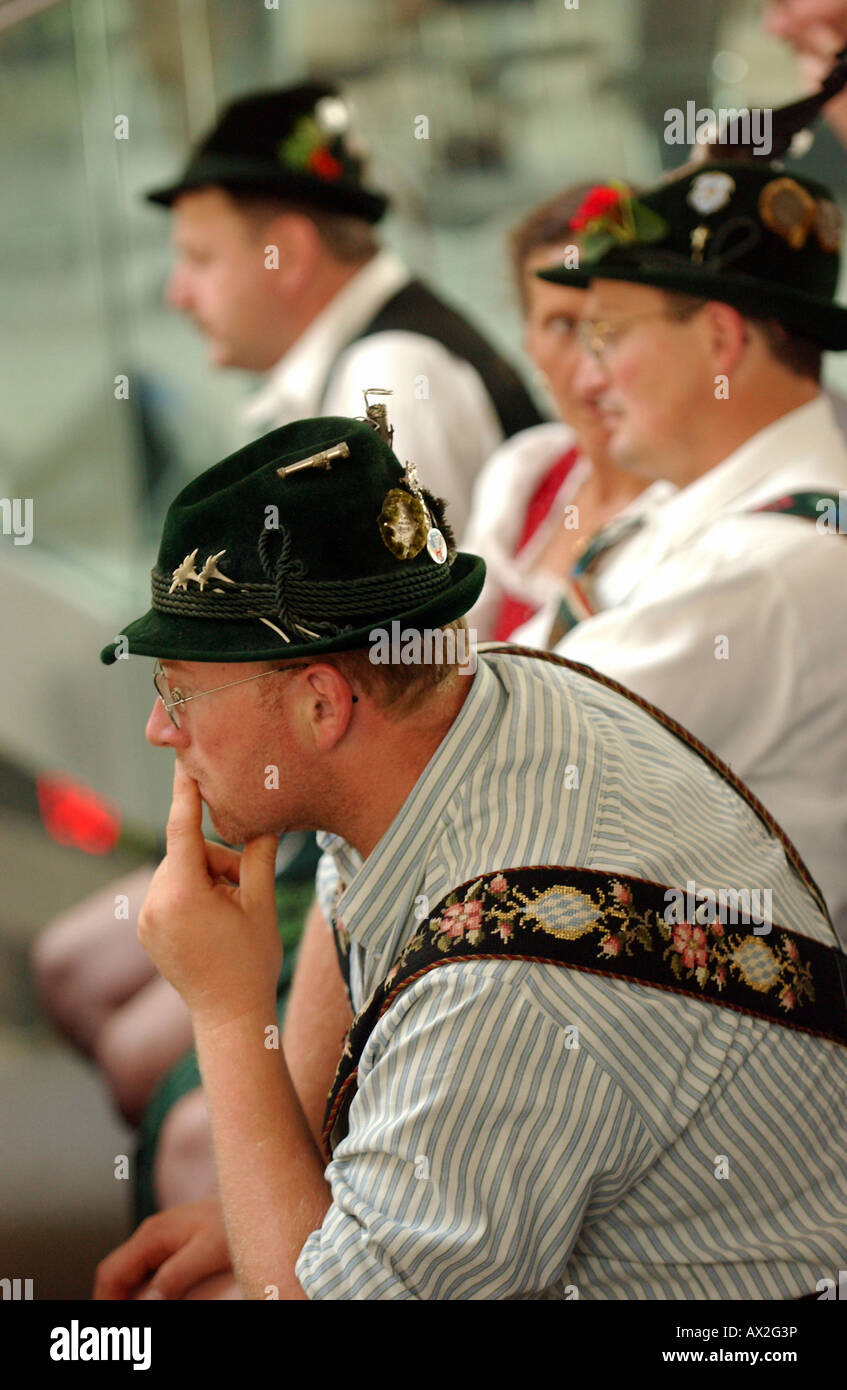 Bavaresi in costumi tradizionali in seduta del Bundestag, Berlino, Germania Foto Stock