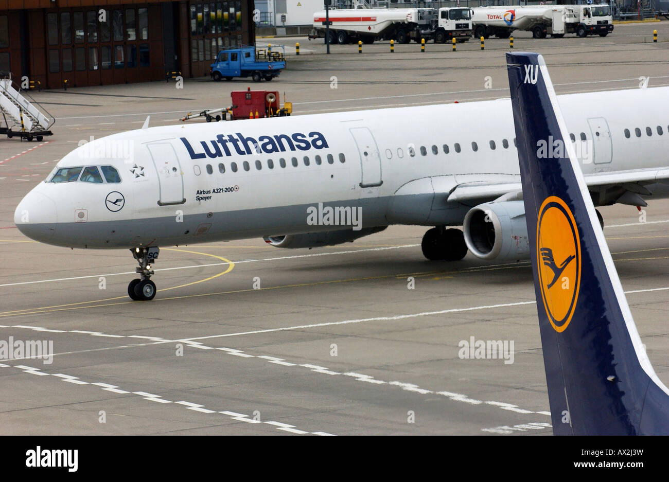 Piani di Lufthansa all'aeroporto di Tegel di Berlino, Germania Foto Stock