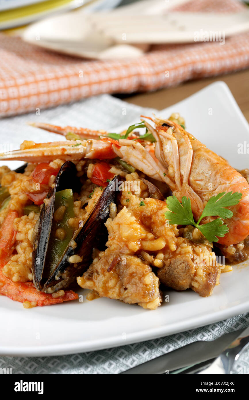 Paella mista Spanishstyle riso con frutti di mare Foto Stock