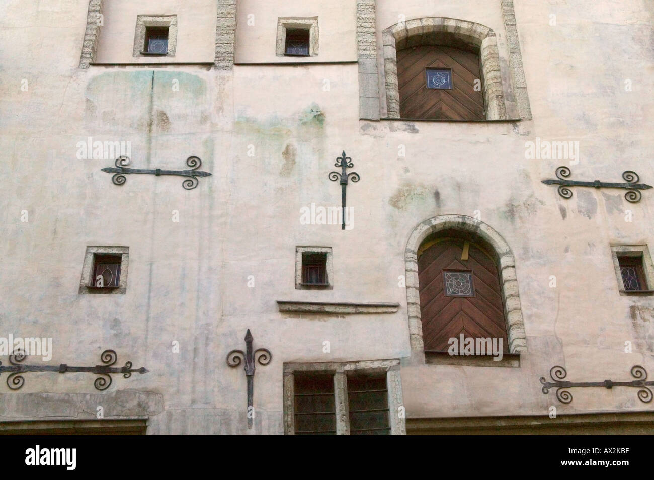 Architettura tradizionale nella piazza del Municipio di Tallinn Estonia Foto Stock